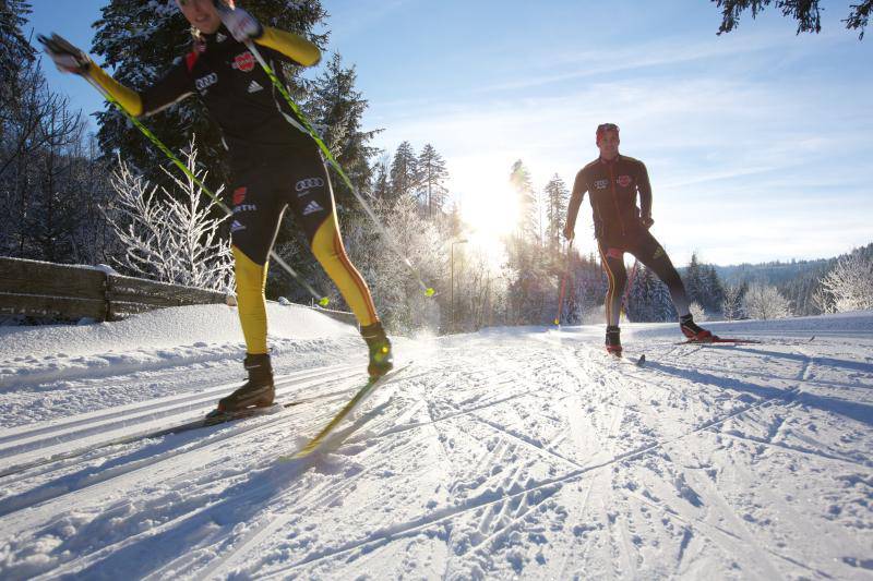 Pärchen betreibt Langlaufski im Schwarzwald 