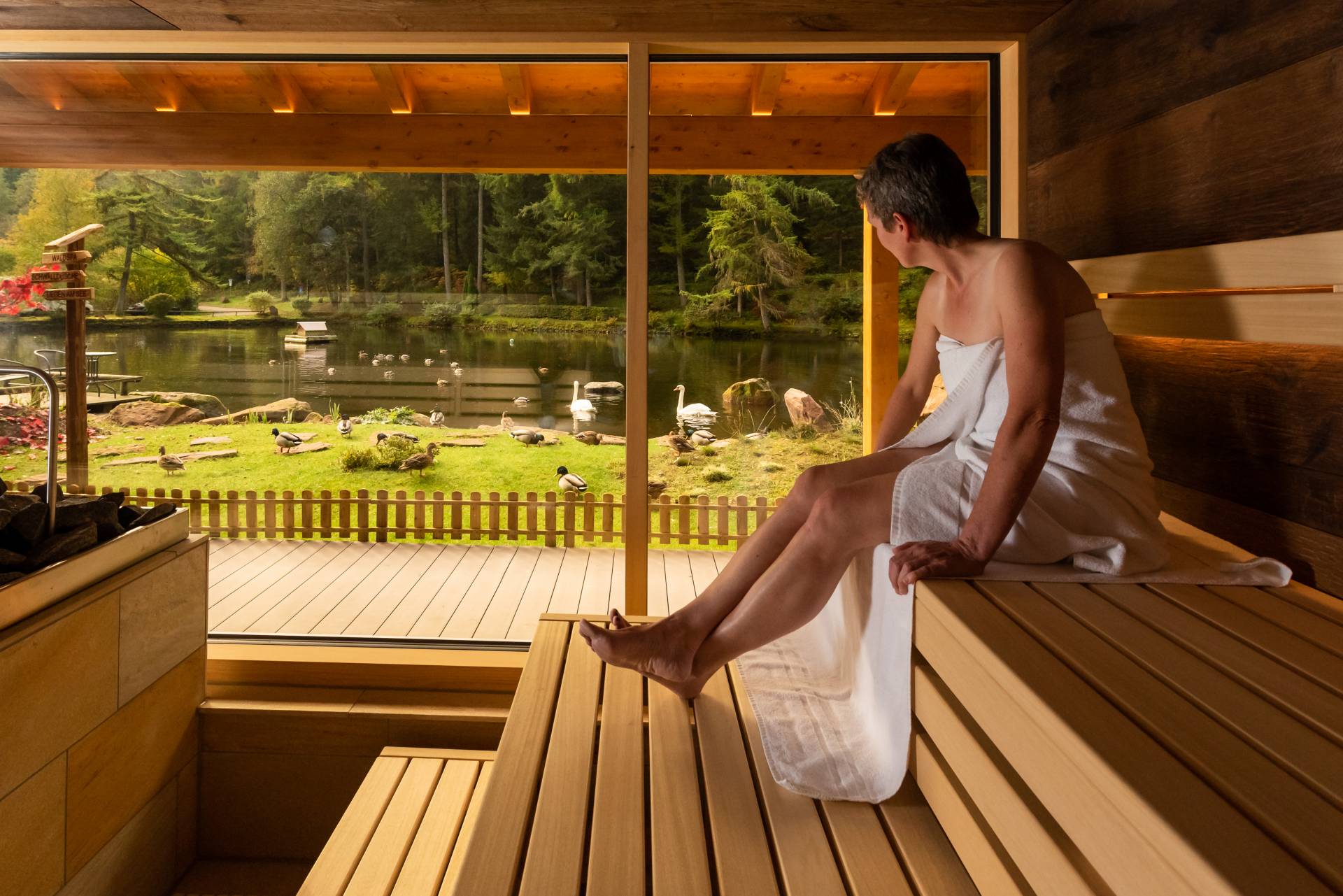 Frau in Panorama Sauna mit Blick auf den See