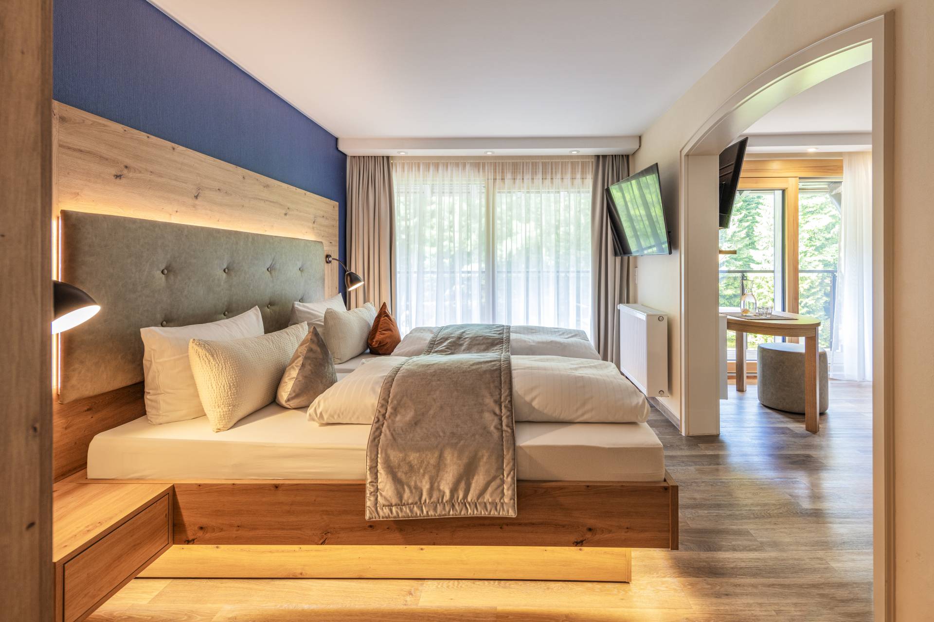 Doppelbett mit modernen Elementen im Hotel Langenwaldsee