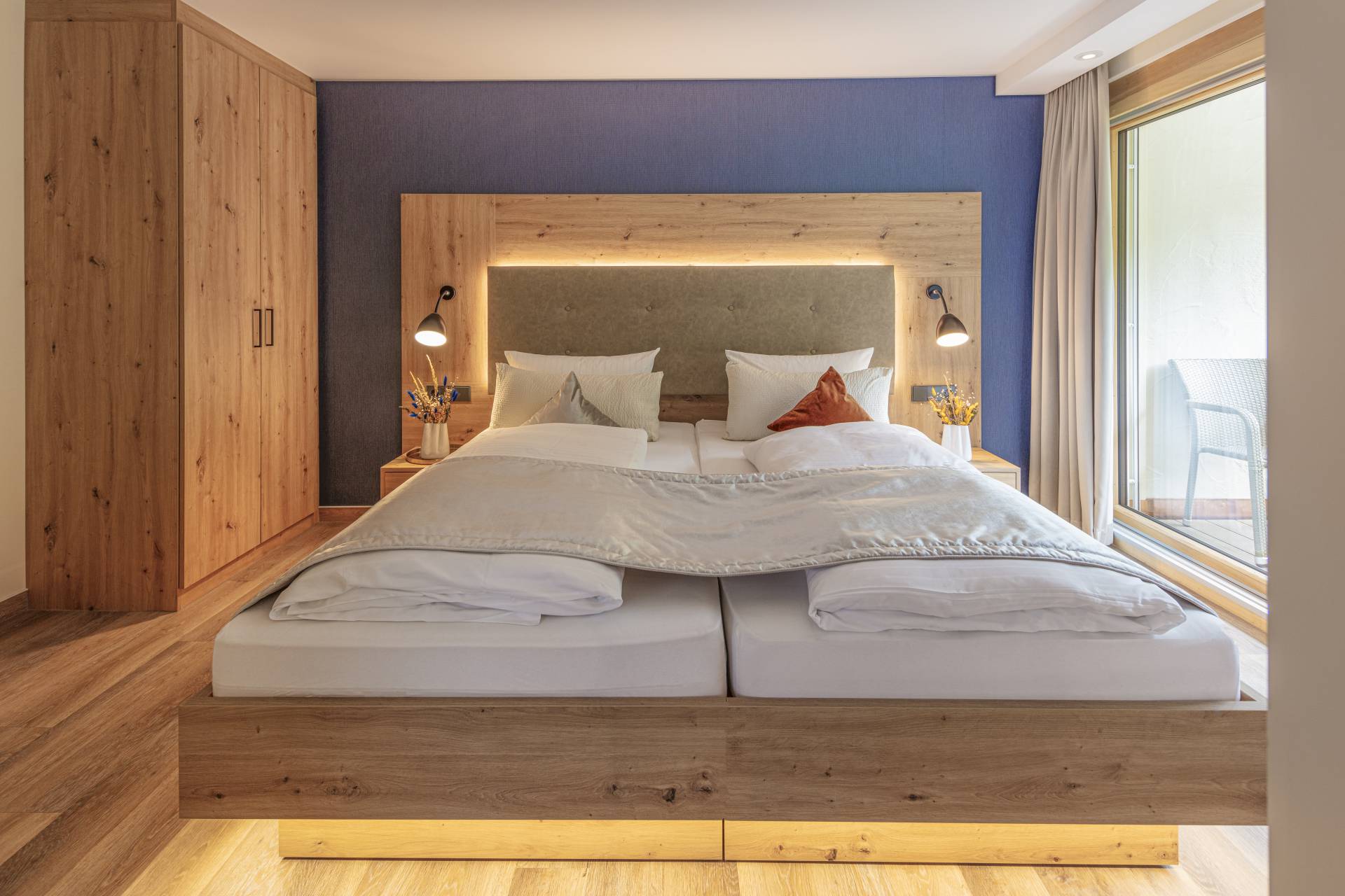 Schlicht beleuchtetes Hoteldoppelbett