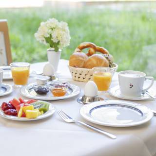 Frühstückstisch gedeckt mit Früchten, Marmeladen und Gebäck