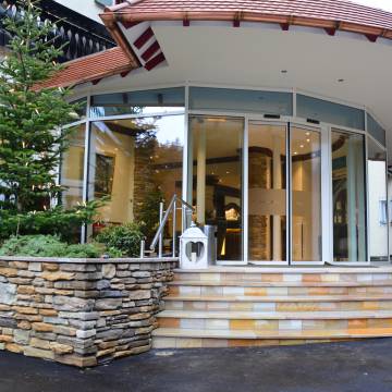 Eingangsbereich des Hotels Langewaldsees von außen in Freudenstadt