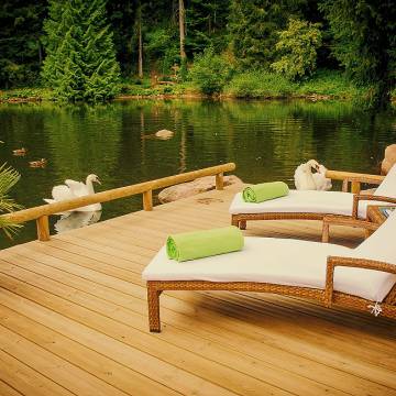 Liegestühle am See mit Decke
