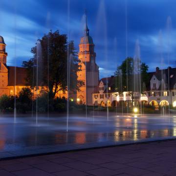 Stadtkirche und Platz von Freudenstadt bei Nacht