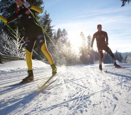 Pärchen betreibt Langlaufski im Schwarzwald 