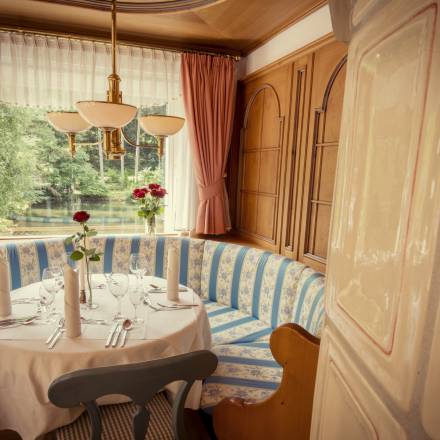 Urige Sitzecke im Restaurant Langenwaldsee