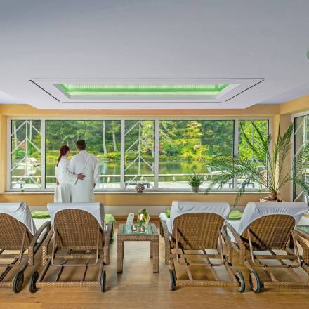 Ruhebereich Hotel mit Blick auf den Langenwaldsee in Freudenstadt