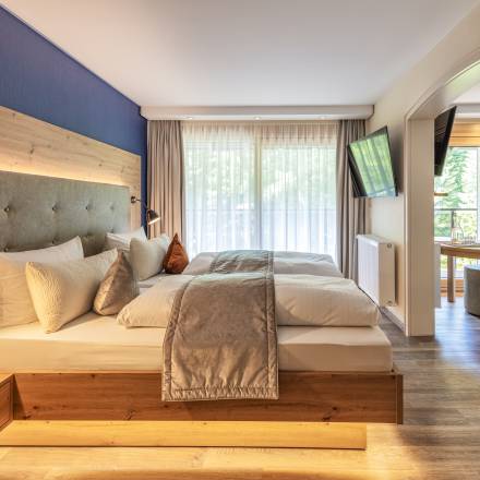 Doppelbett mit modernen Elementen im Hotel Langenwaldsee