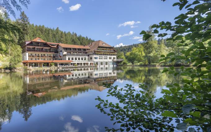 Aussicht vom See auf das Hotel Langenwaldsee in Freudenstadt