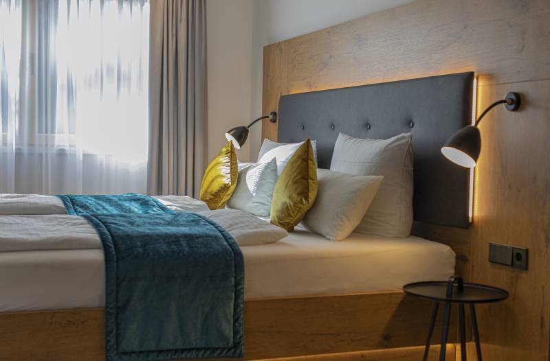 Doppelbett mit Modernen Kissen und Beleuchtung