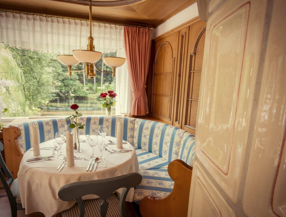 Urige Sitzecke im Restaurant Langenwaldsee