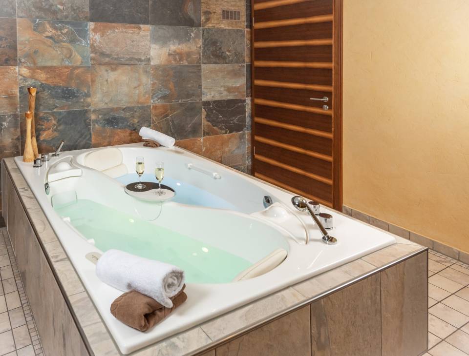Yin Yang- Wanne für Zwei Hotel Langenwaldsee Freudenstadt