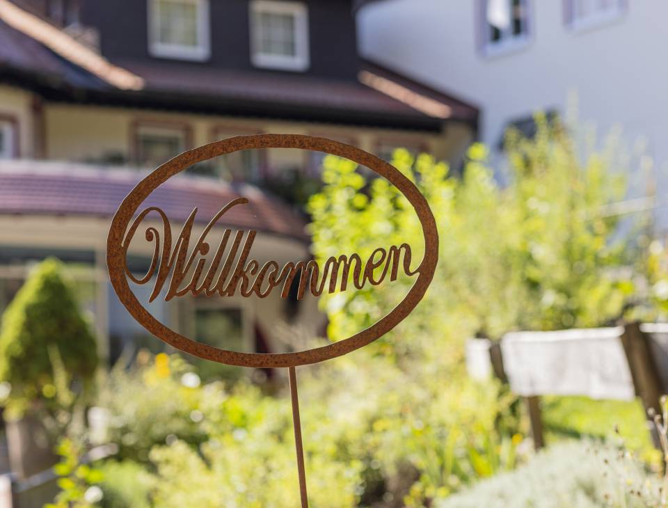Schild mit dem Schriftzug "Willkommen"