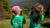 Mädchen schauen auf den Langenwaldsee in Freudenstadt