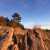 Felsen mit Wanderweg bei Sonnenuntergang