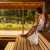 Frau in Panorama Sauna mit Blick auf den See
